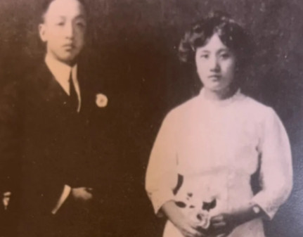 1925年，连生4女的董竹君，为圆丈夫儿子梦，冒死怀第5胎。她浑身浮肿肚大肥圆，