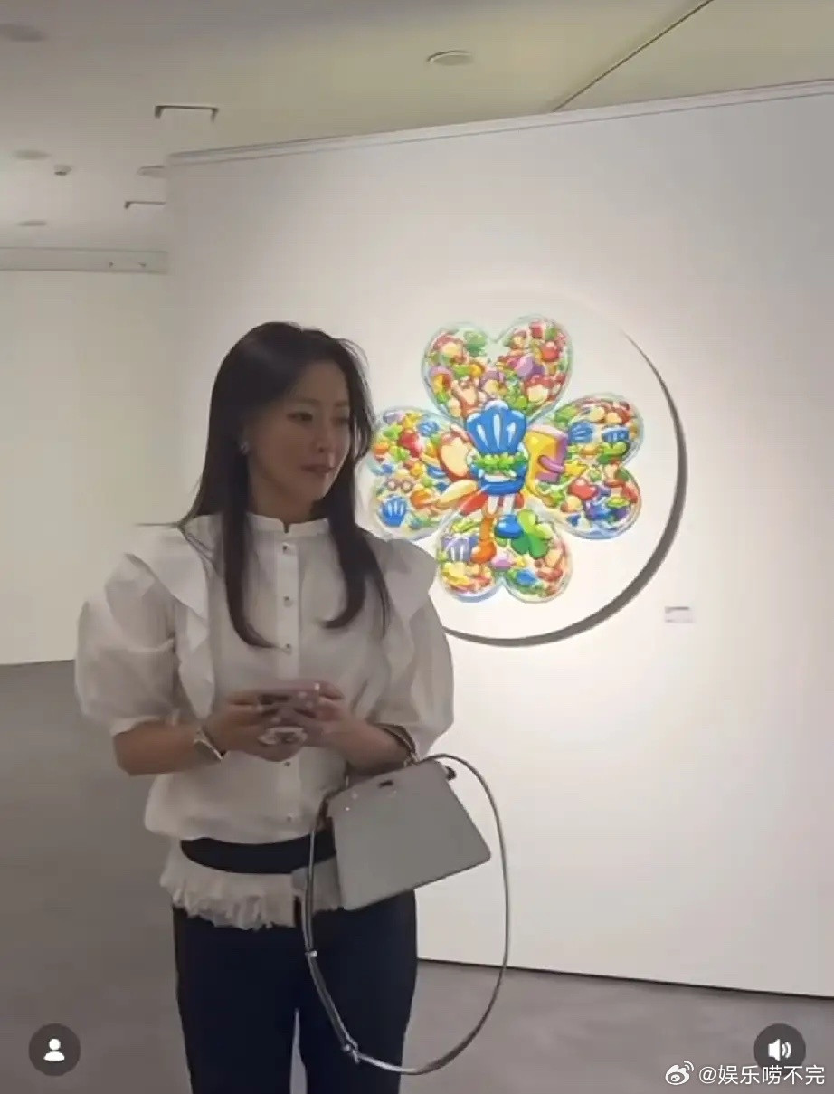 金喜善回到韩国看展，穿搭挺少女的，看脸就不行了，皮肤比较黑，素颜其实一般，不过挺