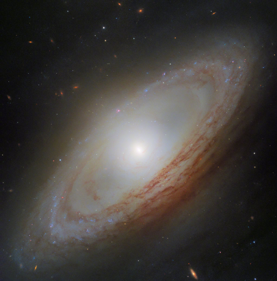 5500万光年外的室女座方向，有一个旋涡星系，它的中心和外围在朝两个互相垂直的方