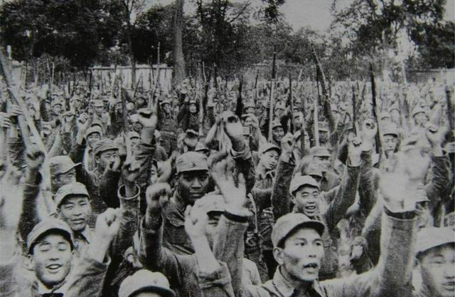 1948年夜行军时，一士兵腹痛难忍，只好离队到路边隐蔽沟壑处方便，不想当时他发现