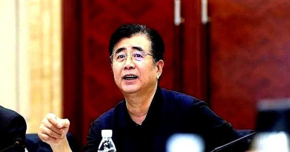 钞票碾压足球情怀！足协主席宋凯在北京公开劝说年轻球员去欧洲踢球，台下球员全都无动