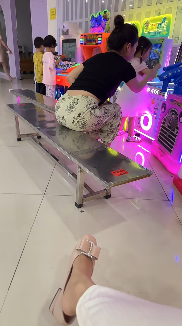 在家也没事陪姐姐来看看孩子