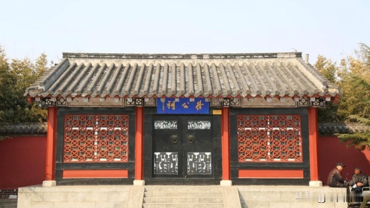 走进徐公祠，想象一下，徐庶与诸葛亮围坐畅谈天下的场景，这座千年祠堂藏着三国最精彩