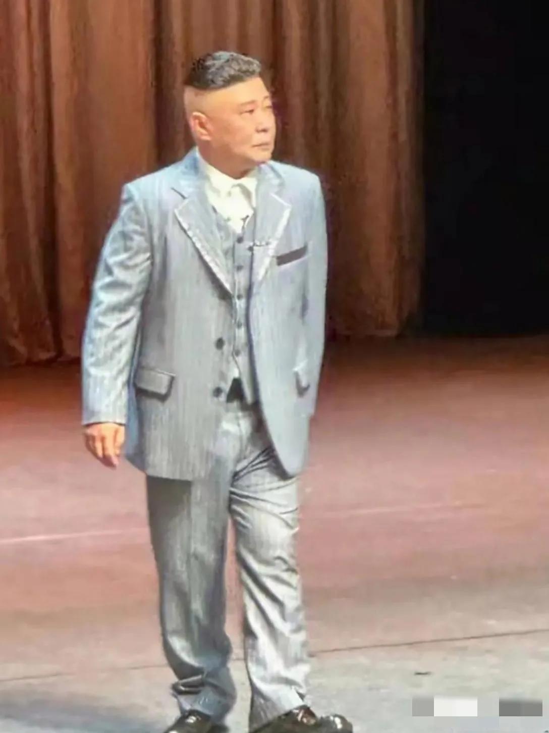 哈哈，看惯了郭德纲穿长袍大褂的样子，换成西装后，还是头一次见呢，没想到挺提升气场