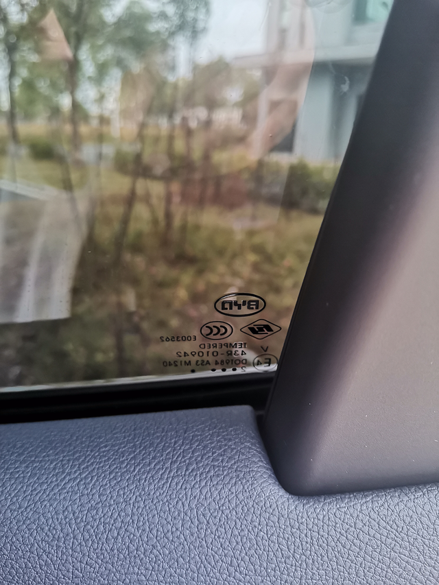 贴膜别踩坑兄弟们，比亚迪给送的膜有这个BYD标识的，还有不要被贴膜店坑了，说送