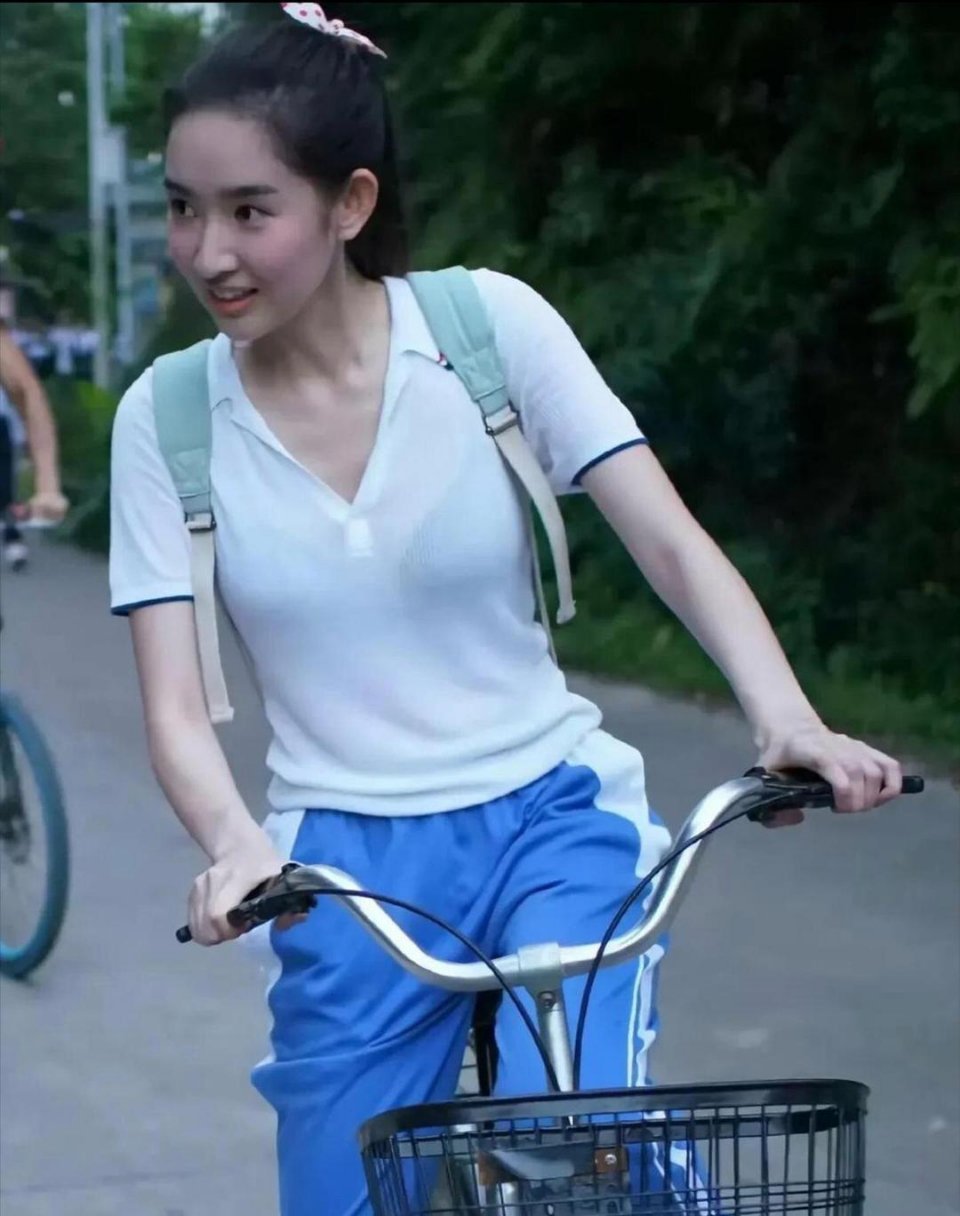这个导演有没有上过高中啊？哪个高中学校会有这样的衣服，至少弄两个扣子吧​​​