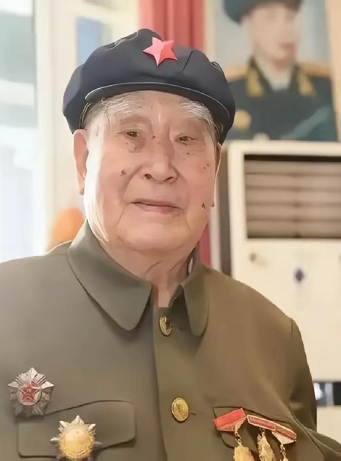 1943年，八路军政委秦光腰部中弹，两个汉奸走到了他身边要补刀。突然，秦光低声说