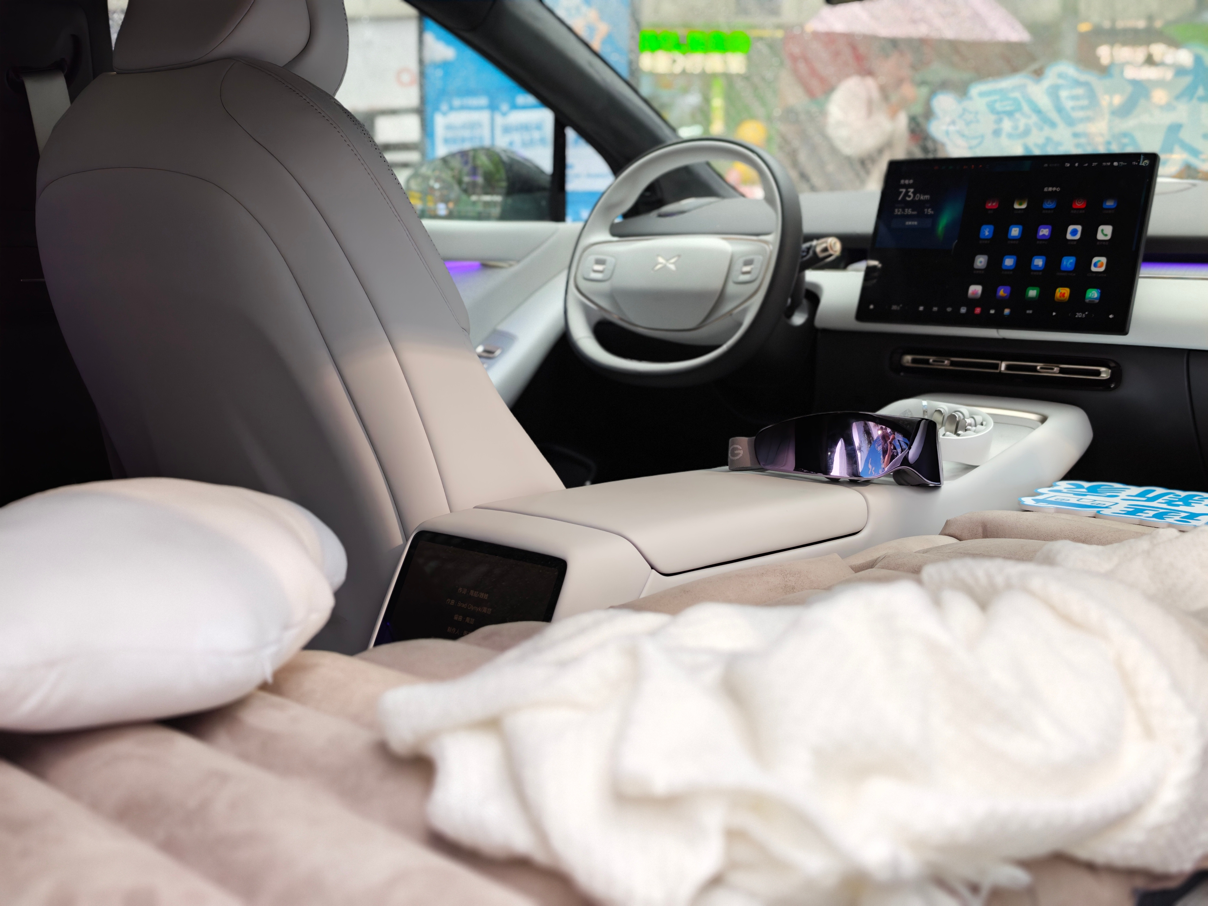 小鹏P7+有家更好眠今天在四海城，恰好看到了广场上的P7+，雨中是有点意境的，