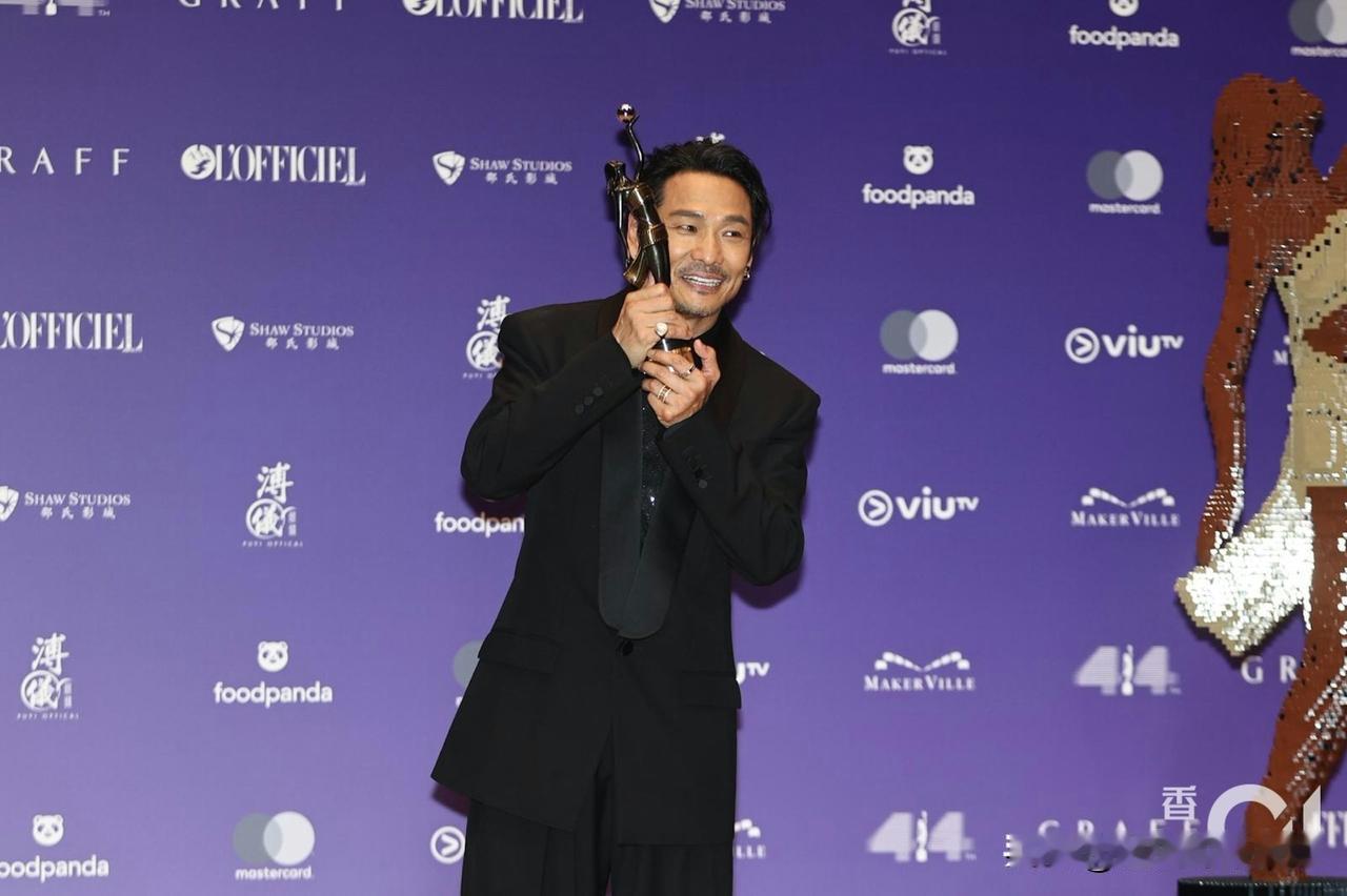 梁家辉再夺影帝，寻秦记颗粒无收一猜就能猜到这个得奖名单不会有滕丽名阿。话说第