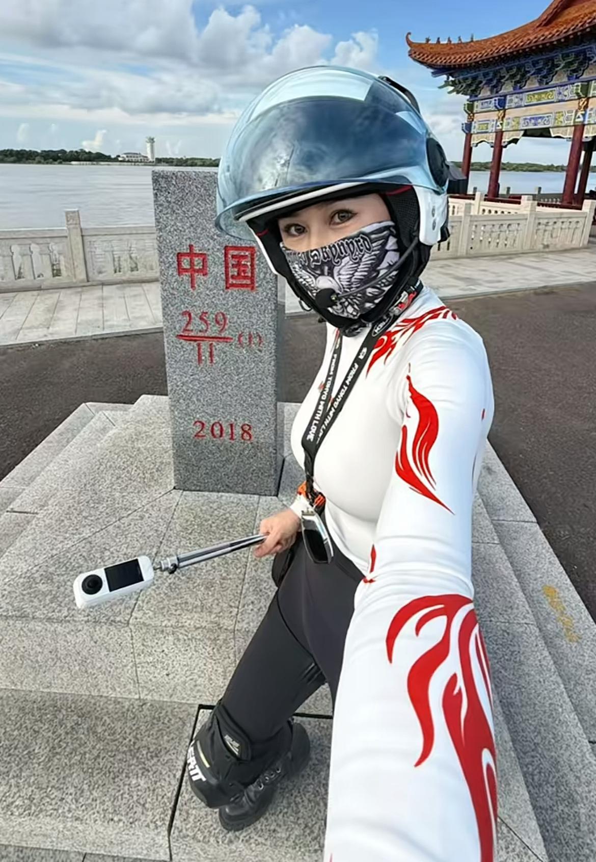北京网红“盟主安全官”这么牛吗？现身黑龙江佳木斯抚远市的东极广场，现场不仅被集邮