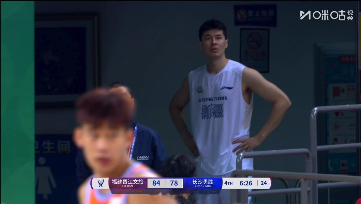 在福建和长沙比赛最后时刻，看到了来到场地准备今晚比赛的新疆队阿不都沙拉木，今晚加
