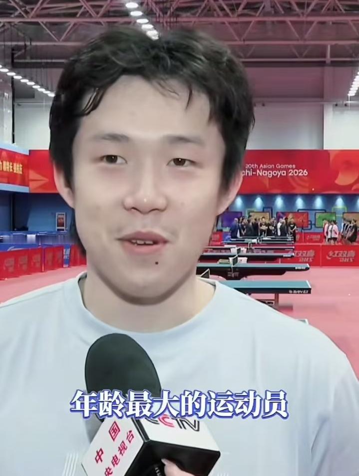 王楚钦一边接受采访一边笑着说自己作为这次团体赛中年龄最大的运动员，会跟小伙伴们一