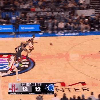 卡佩拉告诉艾顿：我不只会“吃饼，我会盖帽，一回合就俩，我会快攻，你只会抱怨！在