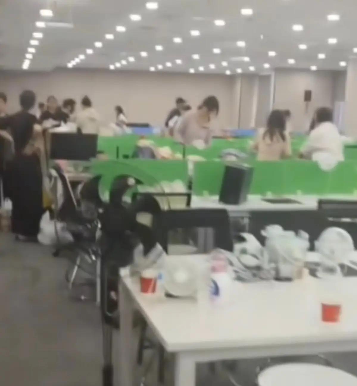 离谱！陕西西安，公司半夜突然通知全体员工第二天放假，可男子却没有高兴，总觉得事情