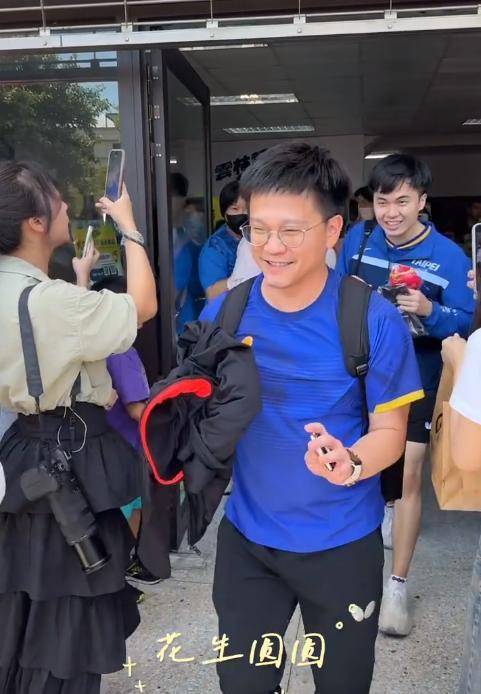 林昀儒终于下班了，看到他的教练笑的很开心，这次省运会林昀儒又是四冠王。澳门冠军