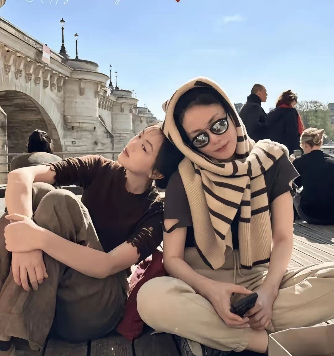 王菲与李亚鹏的女儿李嫣今年已19岁，近期她惊艳登场！