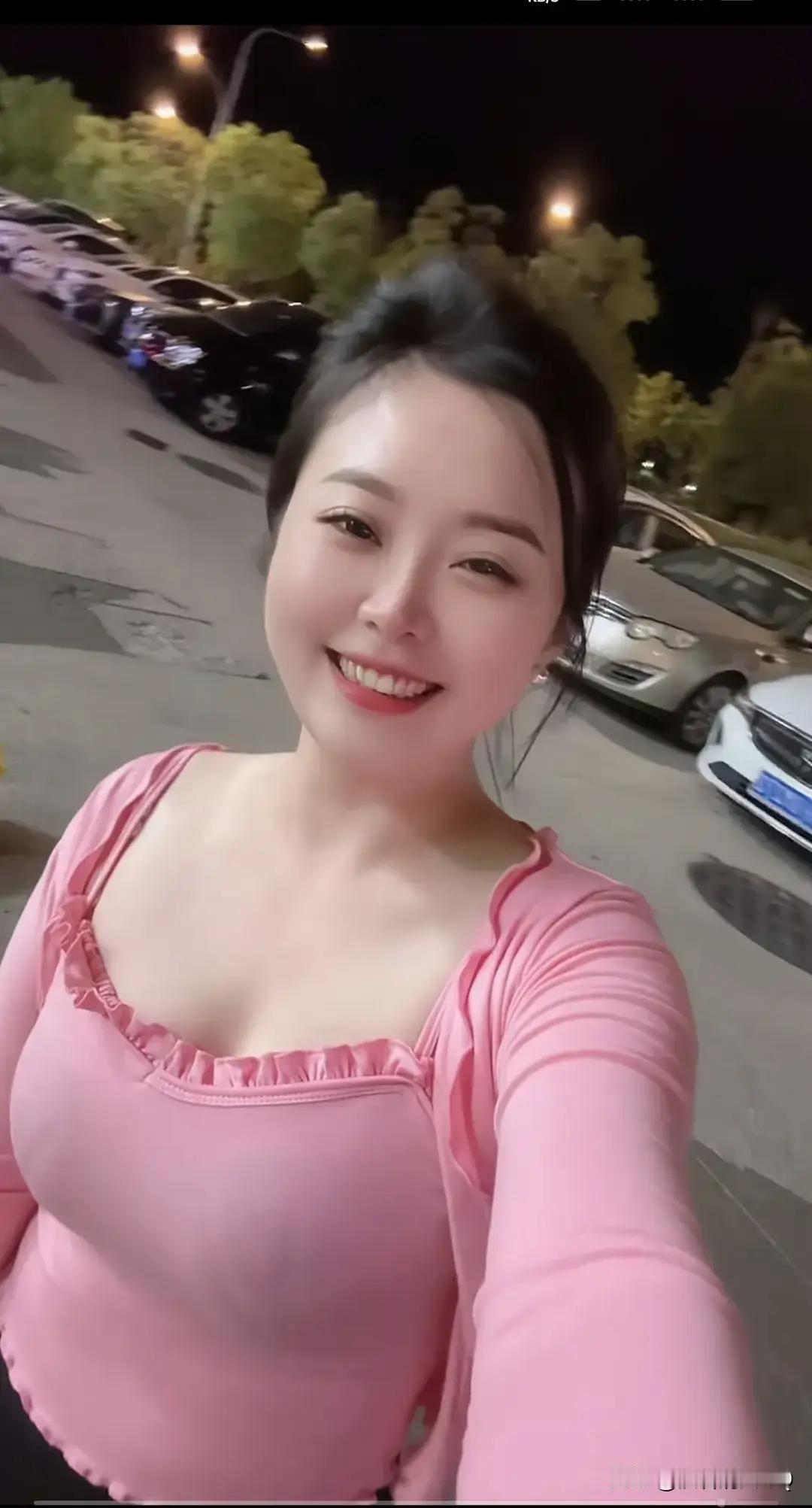 夜晚的停车场，微笑的少女，粉色的上衣，心情愉悦！🌙😊粉裙微笑写真公园微笑写