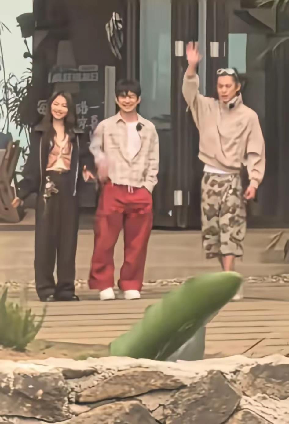 52岁的何炅，跟27岁的王鹤棣、35岁的谭松韵站一块儿，你能看出他们差多少岁不？