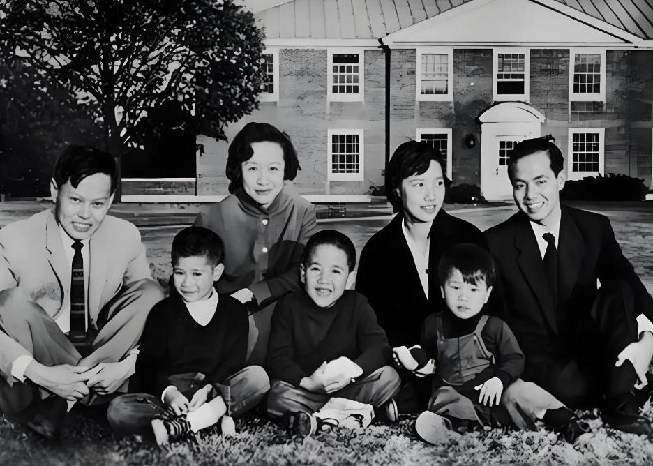 爱因斯坦注意到了这对来自中国的年轻人，1952年专门约见，握着李政道的手说："