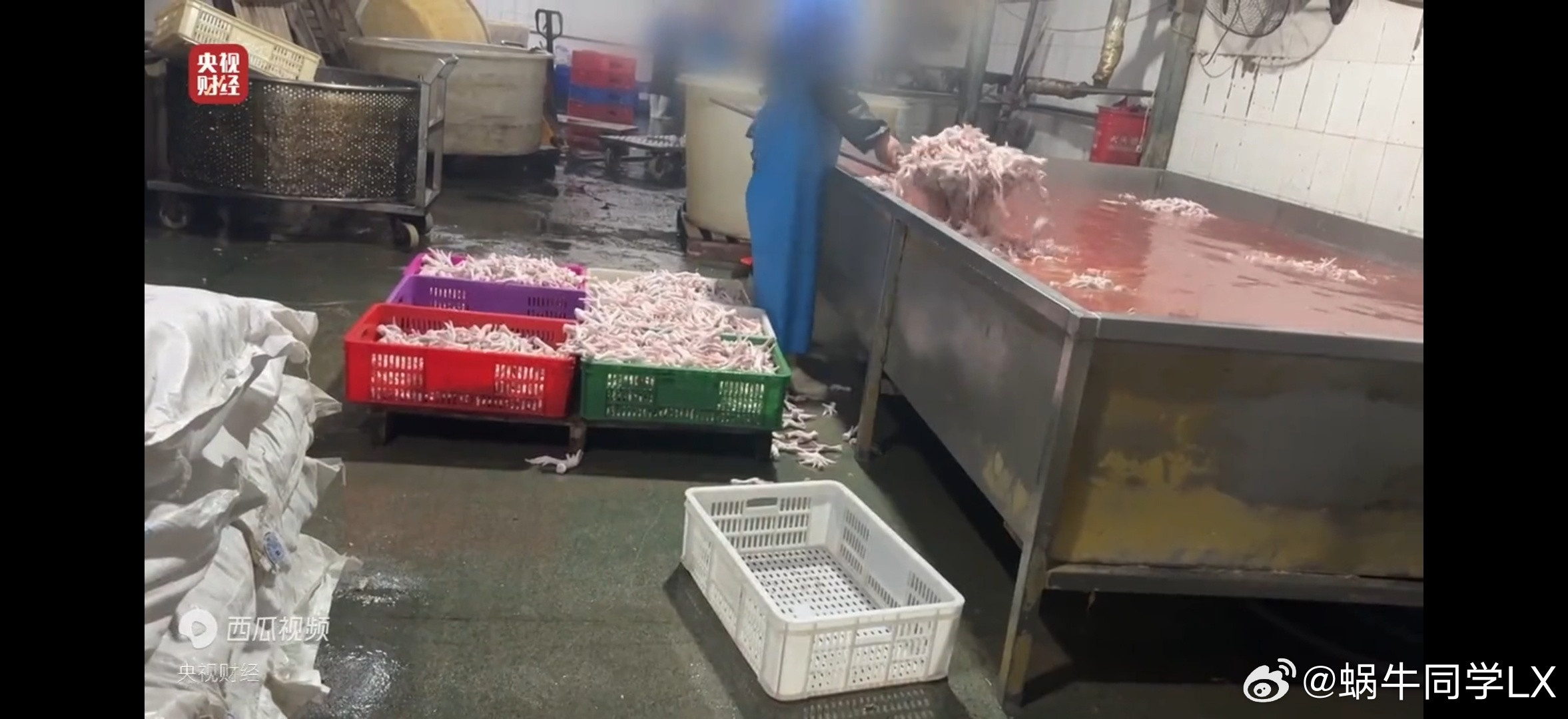 315晚会双氧水漂白鸡爪，双氧水这个东西分解速度很快，不是泡完立刻吃就行，最后会