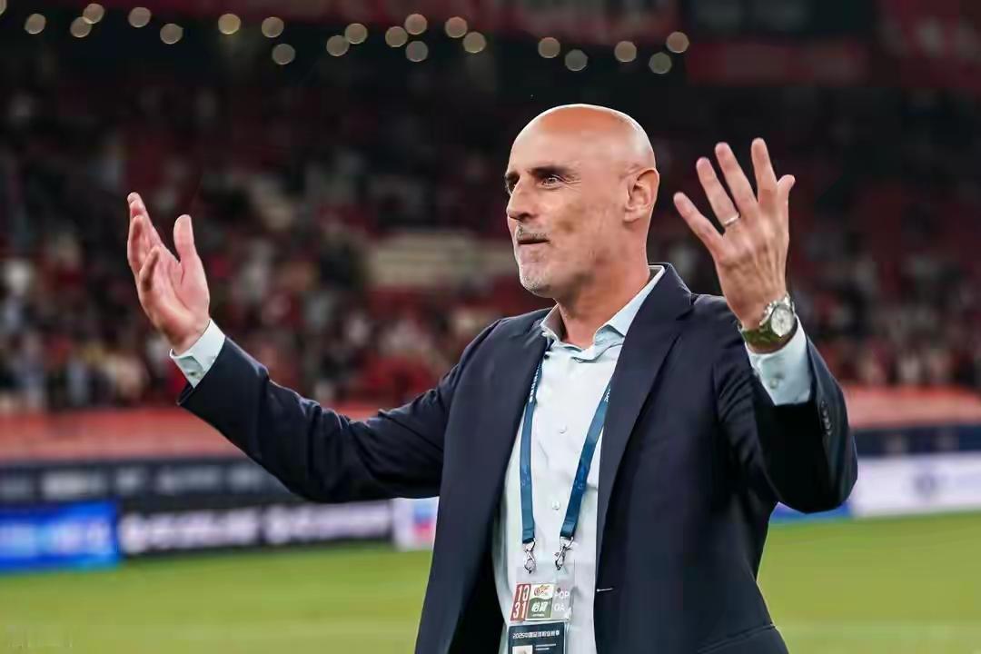 吃惊！海港与武里南的比赛还没结束，光头穆斯卡特就离场，尽显尿性。在中超赛场，