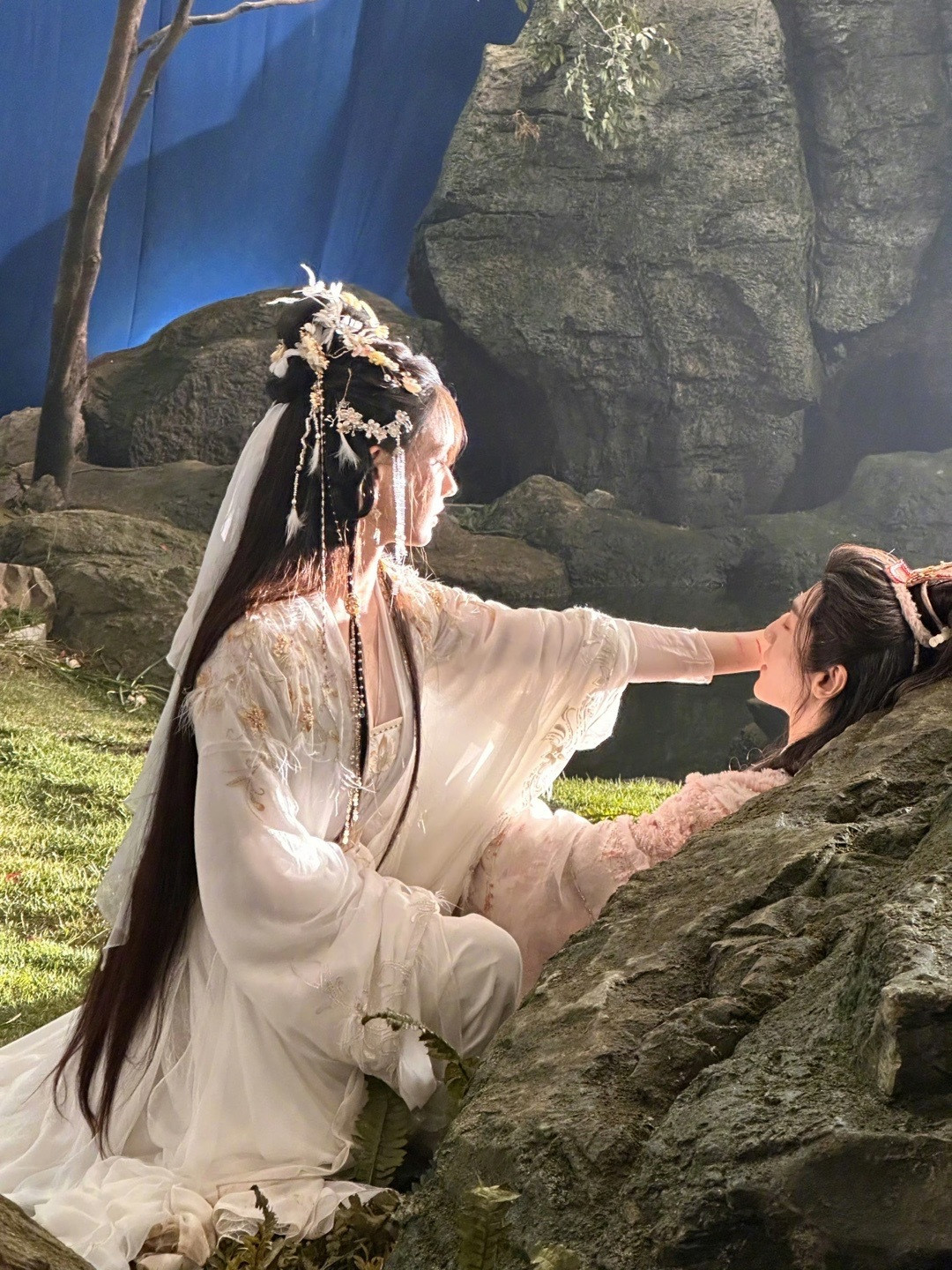 俪谁cp追着喂饭了罗云熙林允晒剪刀手合照同步比耶也太默契了吧！罗云熙林允的剪刀