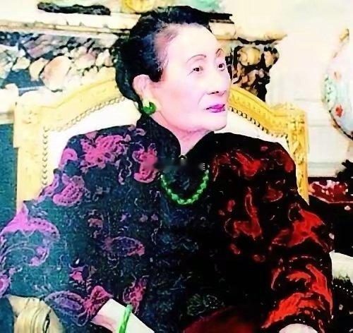 宋美龄有多奢侈，长期戴1000万资产在手上近年民国满绿麻花镯拍卖约4000–70