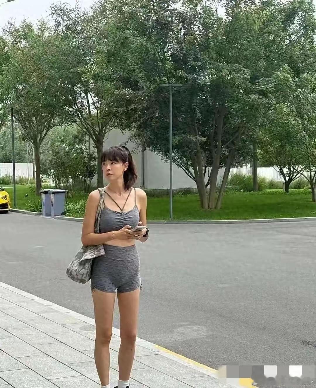 47岁李艾，这打扮真是吓到我了，也太清凉了吧……话说回来，人家身材是真的好！吊带