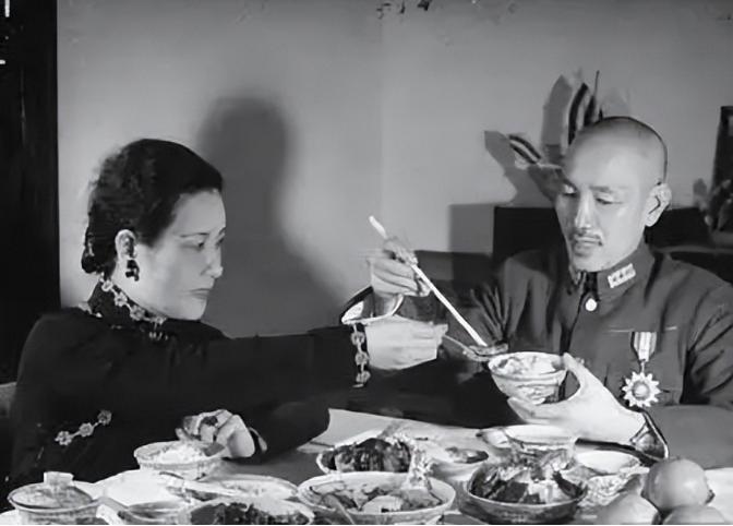 蒋介石这个人有很多讲究，比如：不抽烟、不喝饮料、不喝酒、更不品茶，平时就喜欢喝3