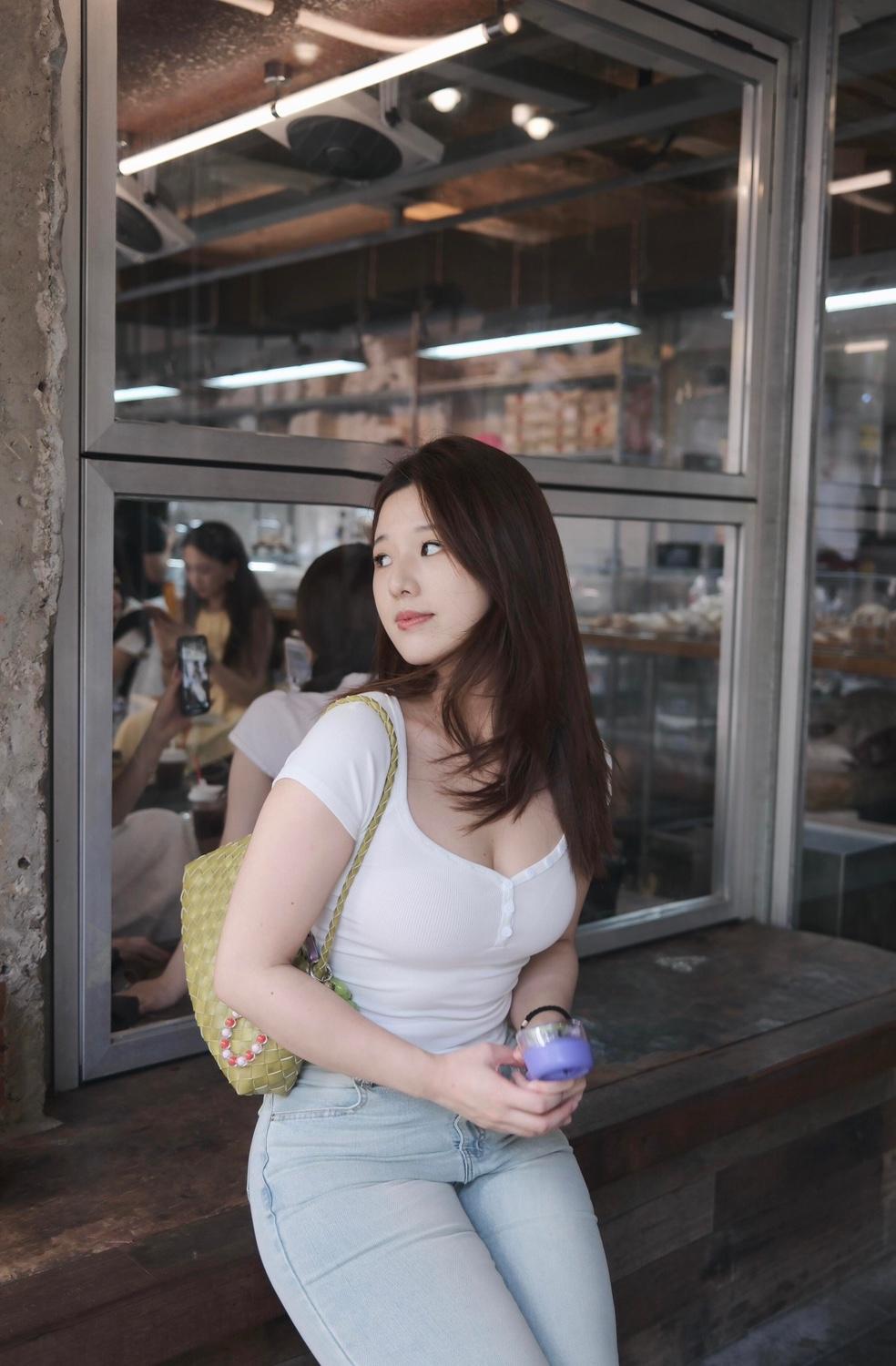 阳光下的微笑，自然与青春的完美结合。