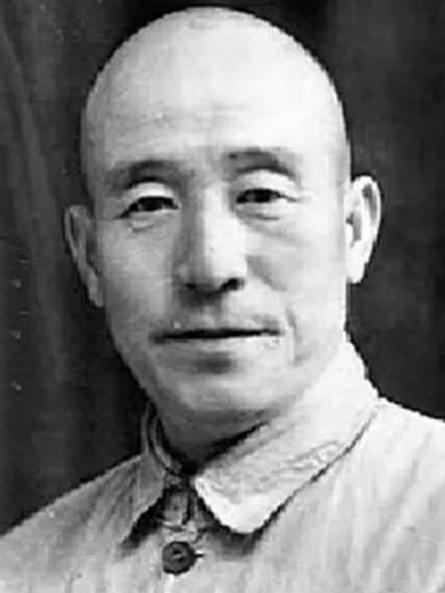 1948年12月22日，解放军攻入新保安，35军军长郭景云很顽固，掏出手枪连开