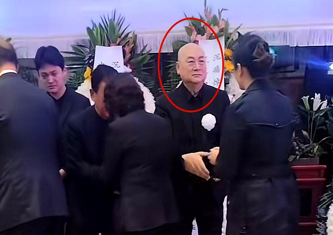 谁说老夫少妻没真感情？看了迟重瑞在追悼会上的样子，咱说实话，破防了。那天八