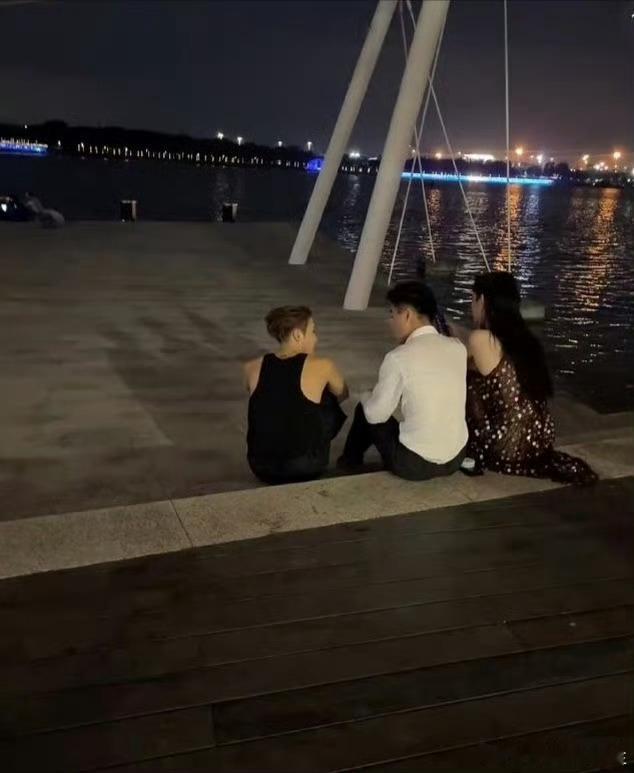 王嘉尔参加何猷君奚梦瑶婚礼了，他们关系这么好吗