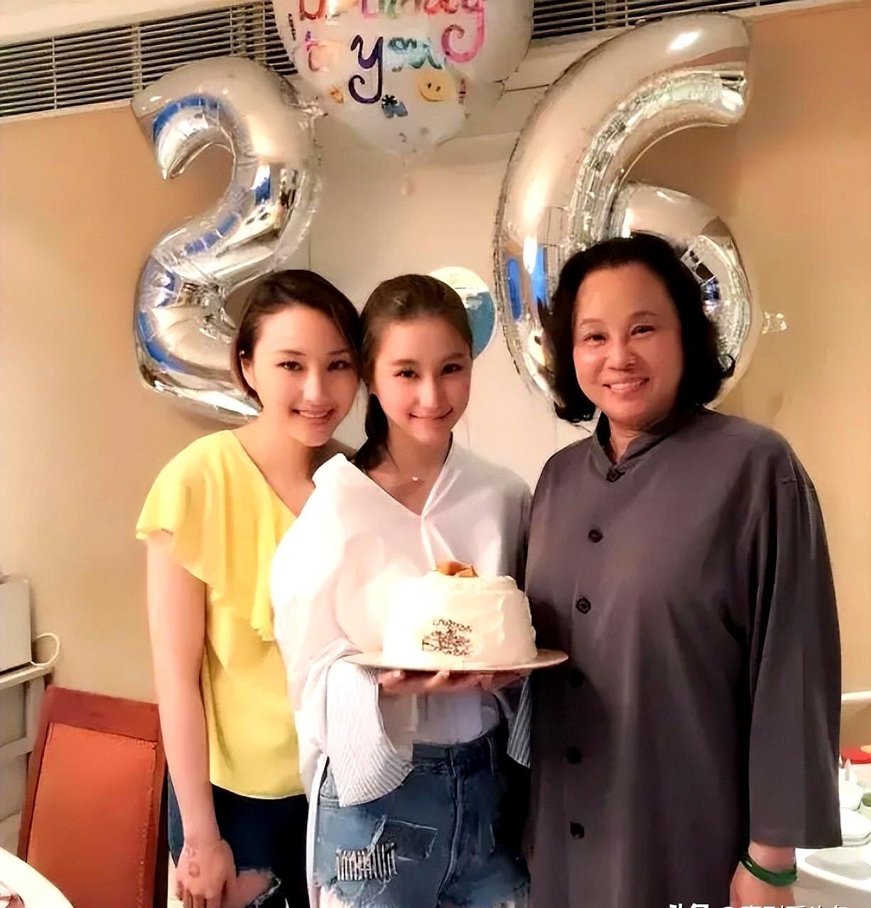 顶级豪门的寿宴，一张结婚证换不来入场券。陈婉珍73岁生日，身边只围着亲生骨