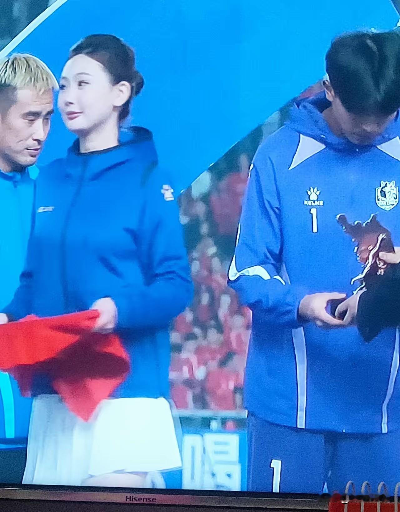 苏超落幕，此次观赛感受颇丰。别的且不提，礼仪小姐未着礼服这一点十分吸睛。以往赛事