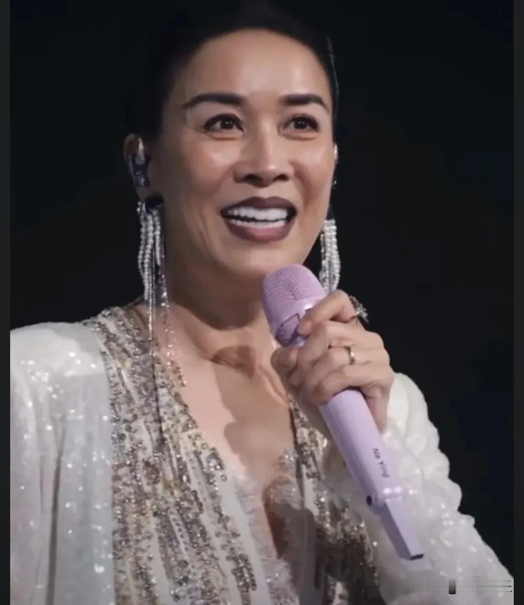 59岁那英，太敢说了！7月26日，李静、李维嘉、戴军、孙浩几个人组团搞了场《