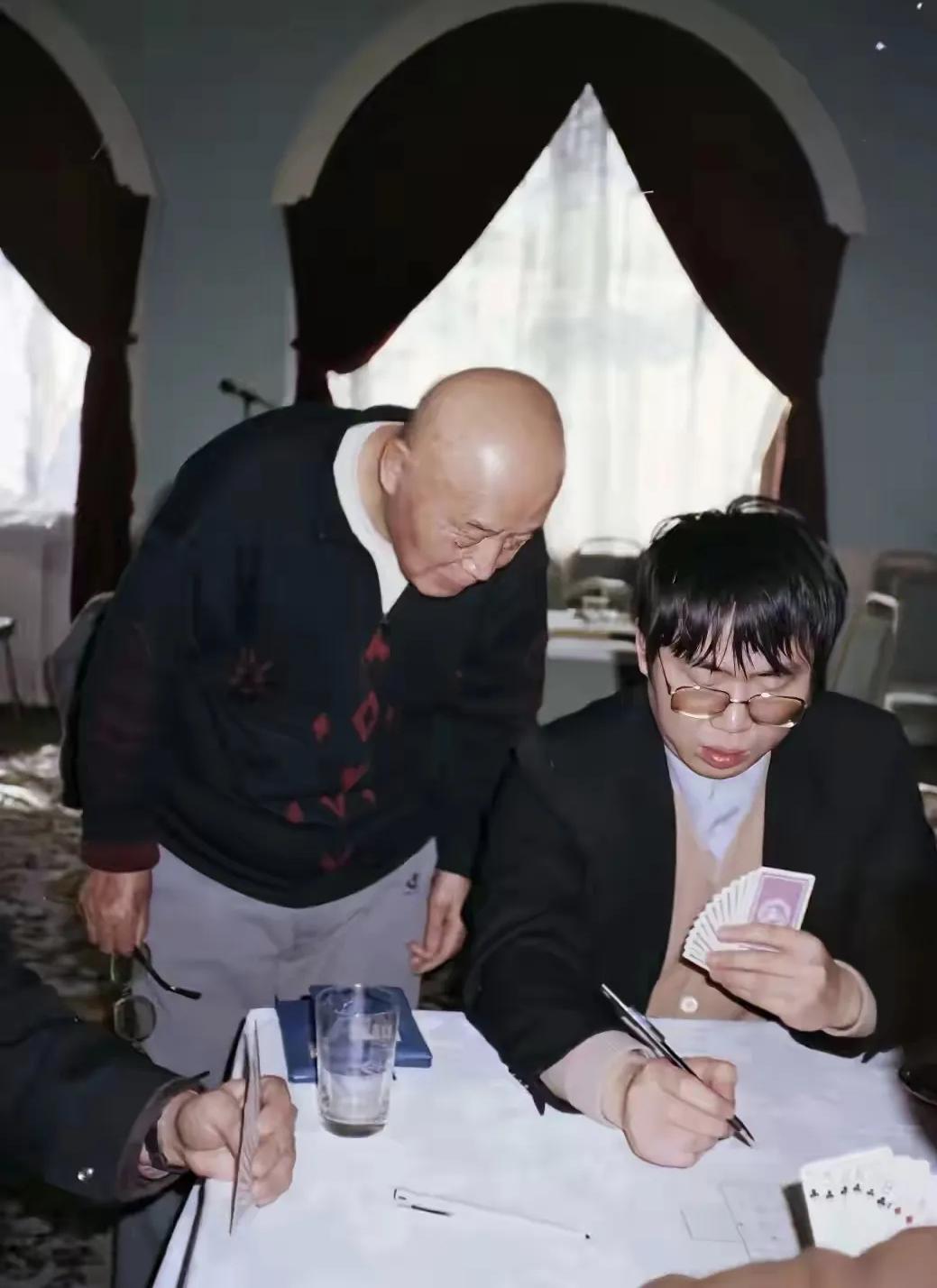 聂卫平的社交圈子真的让人无比佩服，当年吕正操看聂卫平打桥牌，还是站着的，一点架子