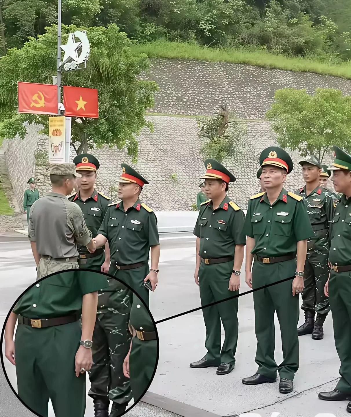 交流炫富两不耽误看这几名越南军官，代表越南军队出国交流。职业军人，帽子带歪，