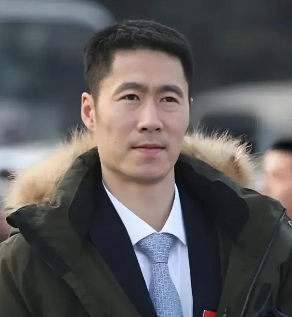 现在全网最自觉的人就是王励勤老婆王励勤前脚刚担任乒协主席，她老婆刘嘉就做了一