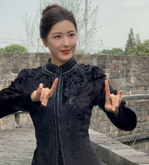 曾黎晒自己40年前的对比照