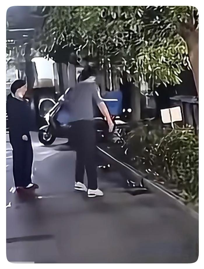 都在说这个用啤酒瓶砸马犬的柯基狗主不是爱狗的人，这也许是对的。但，他却是一个比马