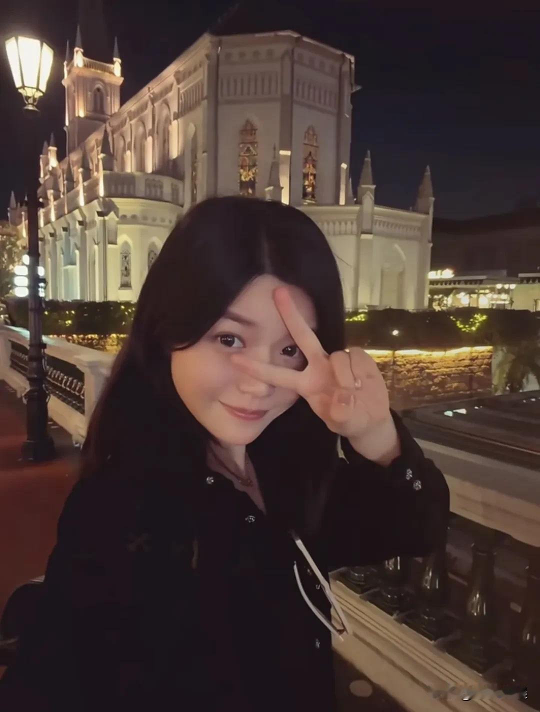 陈妍希晒旅游照，这状态太好了，完全没有离婚后的沧桑感。镜头中的她，肤色很白，身