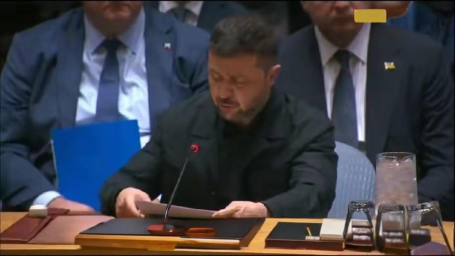 泽连斯基这货！最近疯狂碰瓷中国泽连斯基这货，绝对算个角色，凭一己之力完美地