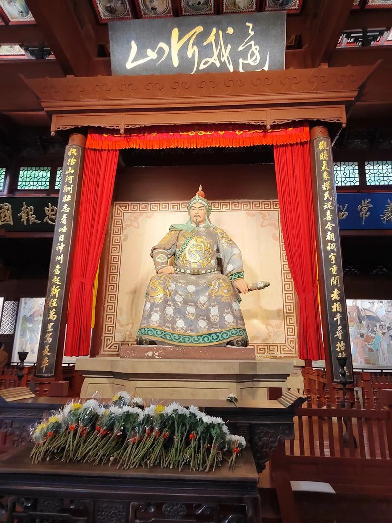 仿岳飞的满江红来一首古诗词。怒发冲冠，凭栏处潇潇雨歇。抬望眼，仰天长啸，壮怀激