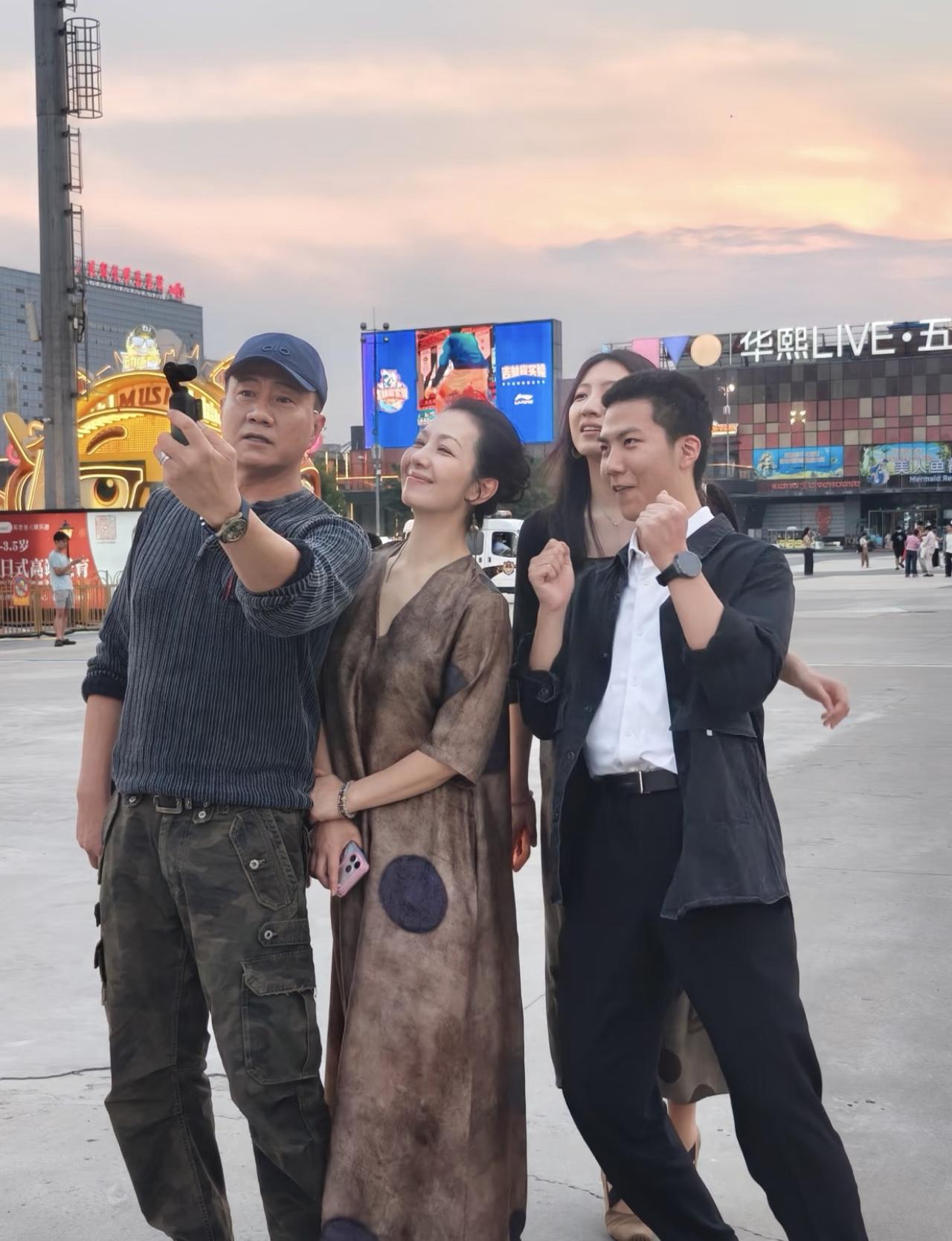 胡军一家听音乐会，一家子都是高颜值太养眼了，女儿妻子身高超1米7，在人群中超吸睛