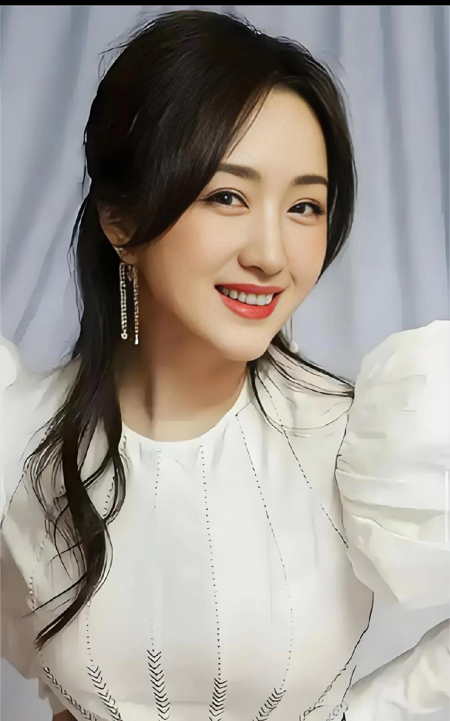 54岁杨钰莹逆龄封神！冻龄不靠医美，歌声治愈几代人54岁甜