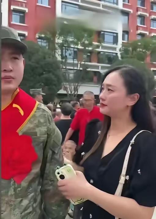 真的看哭了！一位姑姑送侄子入伍参军，在车站里，其他新兵身边都是爸爸妈妈围着叮嘱、