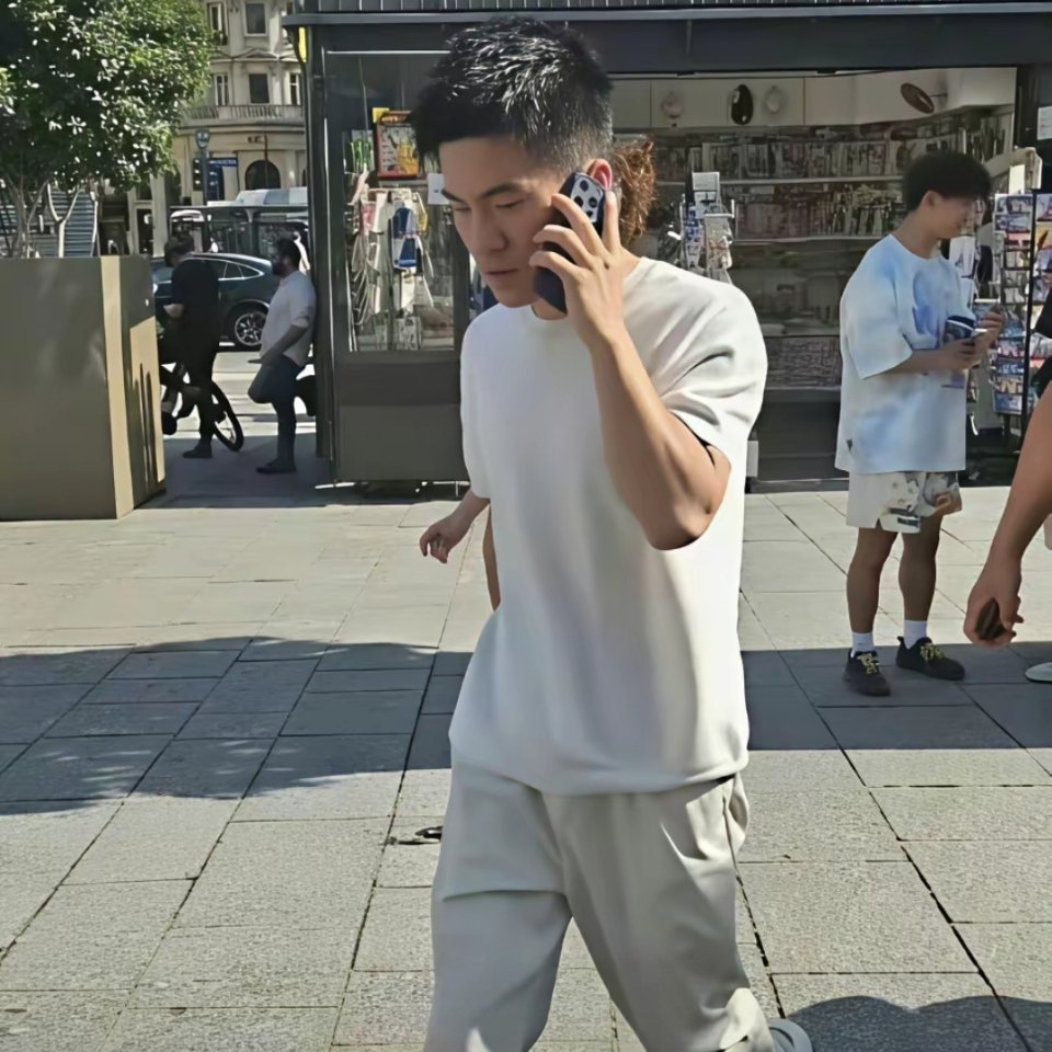 董宇辉在巴黎还是用苹果，不管把华为说的有多好，那只是带货。​​​​