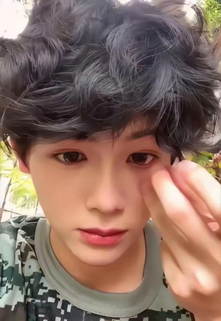 娘炮文化终究还是走进了军训场，近日一名大一男生，竟然化全妆参加军训，因被教官训斥