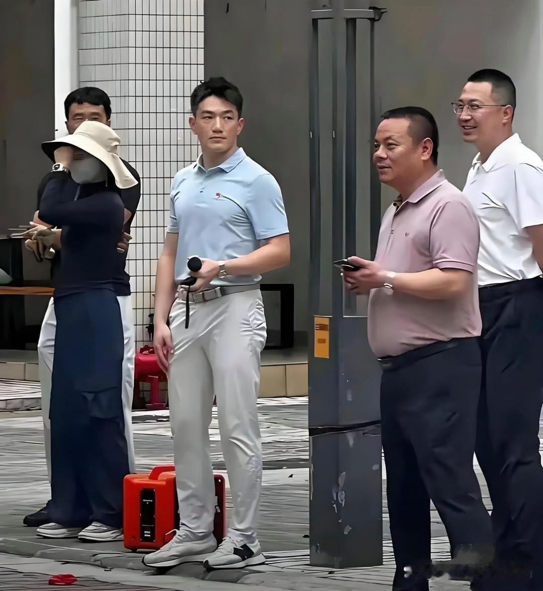 偶遇张馨予的老公，也没有那么帅